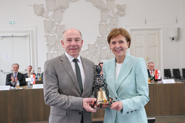 Die Präsidentin des Salzburger Landtags Brigitta Pallauf übergibt den Vorsitz in Form der Vorsitz-Glocke symbolisch an Landtagspräsident Max Hiegelsberger.