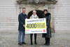 Landesrat Dr. Wolfgang Hattmannsdorfer, Mag.a Doris Hummer und Mag.a Michaela Keplinger-Mitterlehner stehen nebeneinander vor dem Südportal des Linzer Landhauses und halten gemeinsam ein großes Poster mit Beschriftung ferialjobboerse-ooe.at, 4000 Ferial- und Nebenjobs warten auf dich, Jugendservice Oberösterreich