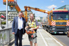 Landesrat Günther Steinkellner und ein Mitarbeiter der Abteilung Brücken- und Tunnelbau auf der Linzer Nibelungenbrücke. Im Hintergrund das Brückeninspektionsgerät „MOGG“.