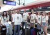 Lenja Schaubmayer, Emilia Berlinger, Lukas Nopp, LR Wolfgang Hattmannsdorfer, Samuel Böck (JugendService), Jakob Kleschpis, Viktoria Wahlmüller und Sofia Friedinger stehen nebeneinander am Linzer Bahnsteig; hinter ihnen ist ein stehender Zug zu sehen.