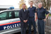 Landesrat Wolfgang Hattmannsdorfer, Jugendkontaktbeamter Michael Maurer und Stadtpolizeikommandant Karl Pogutter in Linz stehen nebeneinander vor einem Polizeiauto.