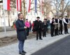 Dr. Wolfgang Hattmannsdorfer steht vor dem Linzer Landhaus, im Hintergrund Mitglieder der Altstädter Bauerngmoa sowie Publikum des Aperschnalzens