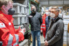 Landesrat Wolfgang Hattmannsdorfer macht sich ein Bild von den Vorbereitungen im Logistikzentrum des Roten Kreuzes