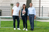 Ex-ÖFB-Teamchef Willi Ruttensteiner, Integrationsbotschafterin & Betreuerin Sara Safarkhani und Sozial-Landesrat Wolfgang Hattmannsdorfer stehen in der Wiese im Linzer Landhauspark. Dahinter das Linzer Landhaus.