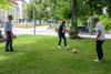 Wolfgang Hattmannsdorfer, Sara Safarkhani und Willi Ruttensteiner spielen in der Wiese im Linzer Landhausball mit einem Fußball.
