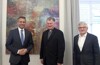 Landesrat Wolfgang Hattmannsdorfer, Bischof Manfred Scheuer und Franz Kehrer stehen nebeneinander vor einem Gemälde