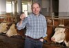 Agrar-Landesrat Max Hiegelsberger ist von der Qualität der heimischen Milch überzeugt