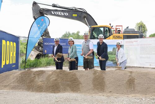 Foto vom Spatenstich Hochwasserschutz Uttendorf, v.l.: LAbg. Klaus Mühlbacher, Landesrätin Michaela Langer-Weninger, Bürgermeister und Obmann des Wasserverbandes Mattig Johannes Manglberger, Landesrat Stefan Kaineder und Direktorin Daniela König