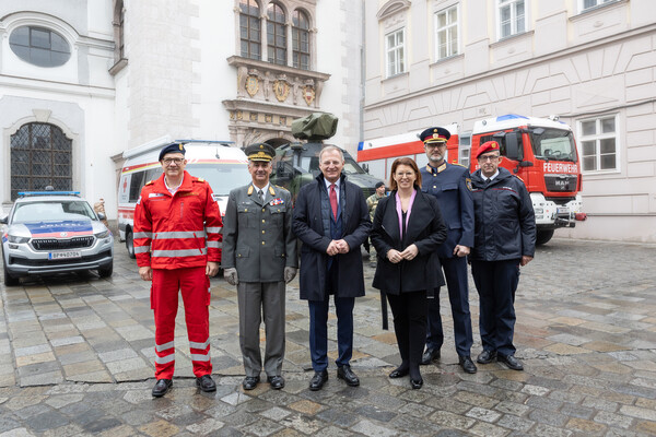 Landesrettungskommandant Reinhard Schmidt, Militärkommandant Dieter Muhr, Landeshauptmann Thomas Stelzer, Landesrätin Michaela Langer-Weninger, Landespolizeidirektor Andreas Pilsl, Landesfeuerwehrkommandant Robert Mayer. 