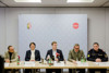 Mag. Christopher Böck, DIin Regina Pürmayr, Landesrat Stefan Kaineder, Mag. Franz Waldenberger und Markus Kreilmeier sitzen nebeneinander an einem Konferenztisch