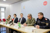 Mag. Christopher Böck, DIin Regina Pürmayr, Landesrat Stefan Kaineder, Mag. Franz Waldenberger und Markus Kreilmeier sitzen nebeneinander an einem Konferenztisch