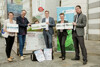 Rahel Frisch, Norbert Rainer, Landesrat Stefan Kaineder, Eva Schobesberger und Johannes Horak stehen nebeneinander auf dem Linzer Hauptplatz vor dem Rathaus und halten kleine Plakate mit Aufschrift Gesunder Planet, gesunder Mensch, vor ihnen zwei Rucksäcke mit Beschriftung Themenweg Klimawandel, im Hintergrund Rollplakat mit Aufschrift Klimabündnis Oberösterreich