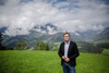 Landesrat Stefan Kaineder in Vorderstoder auf einer Wiese, im Hintergrund Berge