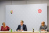 Klimaforscherin Helga Kromp-Kolb, Klima-Landesrat Stefan Kaineder und Meinungsforscher David Pfarrhofer sitzen an einem Tisch dahinter ein Großplakat mit den Logos des Landes Oberösterreich