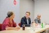 Klimaforscherin Helga Kromp-Kolb, Klima-Landesrat Stefan Kaineder und Meinungsforscher David Pfarrhofer sitzen an einem Tisch dahinter ein Großplakat mit den Logos des Landes Oberösterreich