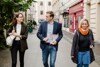 Dr.in Judith Kohlenberger, Landesrat Stefan Kaineder und Nicole Sonnleitner im Gespräch und auf dem Weg zur Pressekonferenz, Straße in der Innenstadt, Gebäude, Geschäfte