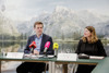 Landesrat Stefan Kaineder und Astrid Zeller sitzen nebeneinander an einem Konferenztisch, auf dem Unterlagen liegen und Mikrofone stehen, im Hintergrund eine Fotowand mit See und Berglandschaft