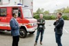 Landesbranddirektor Robert Mayer und Landesbranddirektor-Stellvertreter Michael Hutterer mit Landesrat Stefan Kaineder vor einem Feuerwehr-Fahrzeug