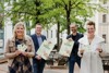 Sabine Naderer-Jelinek, Landesrat Stefan Kaineder, Norbert Rainer und Eva Schobesberger zeigen Werbeplakate und Sammelpässe 
