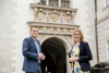 Landesrat Stefan Kaineder mit Ministerin Leonore Gewessler vor dem Nordportal des Linzer Landhauses