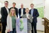 Ulrike Singer, Sandra Reichel, Harald Fux, Gerold Maier, Dieter Brosz und Landesrat Stefan Kaineder stehen nebeneinander und halten ein Green-Event- Plakat mit der Aufschrift „Wir veranstalten hier keinen Mist.“ in den Händen.