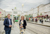 KKlima-Landesrat Stefan Kaineder steht mit Klimaschutz-Ministerin Leonore Gewessler bei der Straßenbahnhaltestelle am Linzer Hauptplatz