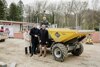  Christine Gruber, Landesrat Stefan Kaineder, Bgm. Markus Brandlmayr und Hans-Jörg Scholl auf einem Baufahrzeug auf einer Baustelle für einen Parkplatz 