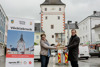 Mag.a Dr.in Elisabeth Kölblinger mit Landesrat Stefan Kaineder auf dem Hauptplatz in Vöcklabruck, gemeinsam halten sie eine Kiste mit Lebensmitteln