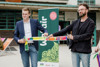 andesrat Stefan Kaineder und Wolfgang Pfoser-Almer halten eine Schleife mit Aufschrift Wear Fair in Händen