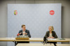 Landesrat Stefan Kaineder und Dr.in Ulrike Jäger-Urban sitzen nebeneinander an einem Konferenztisch mit Mikrofonen
