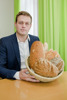 Landesrat Stefan Kaineder mit einem vollen Brotkorb