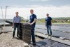 Dietmar Wiesinger MBA, Celum-COO steht mit Klima-Landesrat Stefan Kaineder, der eine Solarpaneele hält und Andreas Gahleitner, Geschäftsführer Fa. Gahleitner auf dem Dach von Celum in Linz