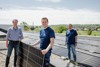 Dietmar Wiesinger MBA, Celum-COO steht mit Klima-Landesrat Stefan Kaineder, der eine Solarpaneele hält und Andreas Gahleitner, Geschäftsführer Fa. Gahleitner auf dem Dach von Celum in Linz