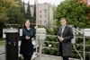 Landesrat Stefan Kaineder mit DIin  Regina Pürmayr (Gruppenleiterin Luftgüte und Klimaschutz LandOÖ) auf der Messstation Römerberg in Linz