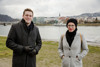 Landesrat Stefan Kaineder und Stadträtin Eva Schobesberger stehen nebeneinander auf der Linzer Donaulände, im Hintergrund Wiese, Ufer, Fluss, Stadt, Brücke