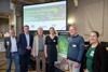 Josef Engelmann (Anti Atom Komitee), Landesrat Stefan Kaineder, Dalibor Strasky (Anti-Atom Beauftragter des Landes OÖ), Friederike Frieß (BOKU, Institut für Sicherheits- und Risikowissenschaften), Edvard Sequens (Energieexperte Umweltorganisation Calla), Anna Weinbauer (atomstopp-atomkraftfrei leben) stehen nebeneinander in einem Saal, im Hintergrund großer Bildschirm mit dem Titel und den Daten der 10. Nuclear Energy Conference .