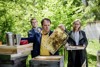 Klima-Landesrat Stefan Kaineder, Bernhard Rihl vom Verein LinzerBiene und Klimaschutzministerin Leonore Gewessler stehen nebeneinander und halten Bienenwaben in der Hand. 