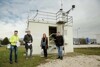 Klima-Stadträtin Mag.a Eva Schobesberger, Umwelt- und Klima-Landesrat Stefan Kaineder, Dr.in Kathrin Baumann-Stanzer (ZAMG) und Mag. Stefan Oitzl (Klimaexperte Land OÖ) beim Lokalaugenschein bei der Messstelle 24er Turm des Landes OÖ in Urfahr