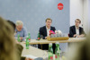 DI Dalibor Strasky, Landesrat Stefan Kaineder und DI Raphael Zimmerl sitzen nebeneinander an einem Konferenztisch