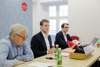 DI Dalibor Strasky, Landesrat Stefan Kaineder und DI Raphael Zimmerl sitzen nebeneinander an einem Konferenztisch