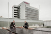 Landesrat Stefan Kaineder und Dr. Christian Jungwirth betrachten das  Sonnenkraftwerk am Dach des Linzer BFI aus der Nähe