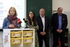 Bildungsreferentin LH-Stellvertreterin Christine Haberlander, Direktorin Lisa Slavulj, Bürgermeister Markus Stadlbauer und EducationGroup-GF Peter Eiselmair stehen nebeneinander in einem Klassenzimmer bei der Pressekonferenz. Vor LH-STv.in Haberlander steht ein Lego-Bautechnik-Pult und darauf zwei Mikros.