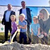 LH-Stellvertreterin Christine Haberlander mit Kindern beim Spatenstich in Oberndorf bei Schwanenstadt.