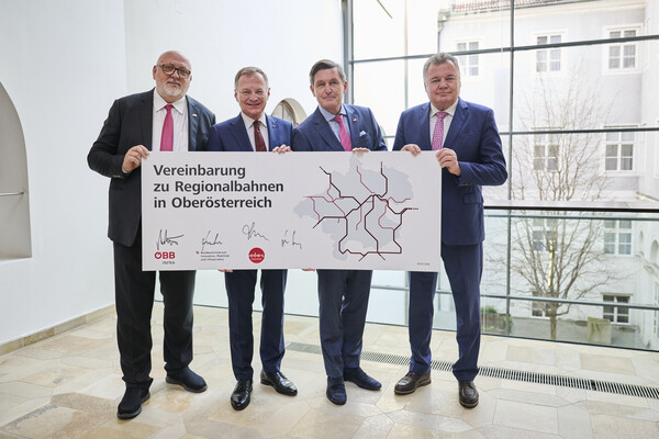 Memorandum of Understanding zu Oberösterreichs Regionalbahnen: Ing. Mag. Andreas Matthä, CEO ÖBB-Holding AG, Landeshauptmann Mag. Thomas Stelzer, Bundesminister für Innovation, Mobilität und Infrastruktur KommR Peter Hanke, und Landesrat für Infrastruktur und Mobilität Mag. Günther Steinkellner. 