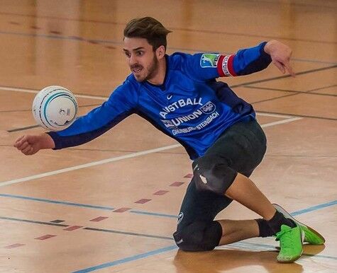 Hannes Hinterbichler (Union City Fitness Grünburg) beim Faustballspiel