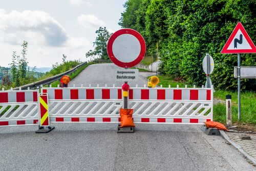 Baustelle auf einer Straße.