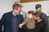 LR Rudi Anschober beim Besuch im Asylquartier Mauerkirchen mit einem schwerbehinderten 6-jährigen Mädchen aus Syrien
