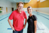 LR Anschober und Schwimmtrainerin Sara Safarkhani