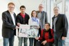 LR Rudi Anschober, Sylvia Hochstöger von der Dachdeckerei und Spenglerei Höchstöger in Pabneukirchen mit ihrem Lehrling „Shaffi“, Thomas Labacher (pro mente OÖ), Gunther Trübswasser (SOS Menschenrechte) und Christian Schörkhuber (Volkshilfe OÖ)