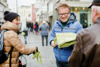 Landesrat Rudi Anschober bei der Verteilaktion von Bio-Stoffsackerln